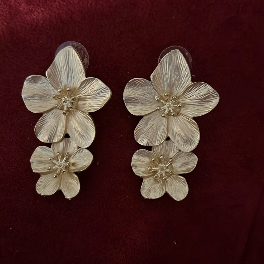 FREE With $30 purchase! Gold drop earrings. Costume